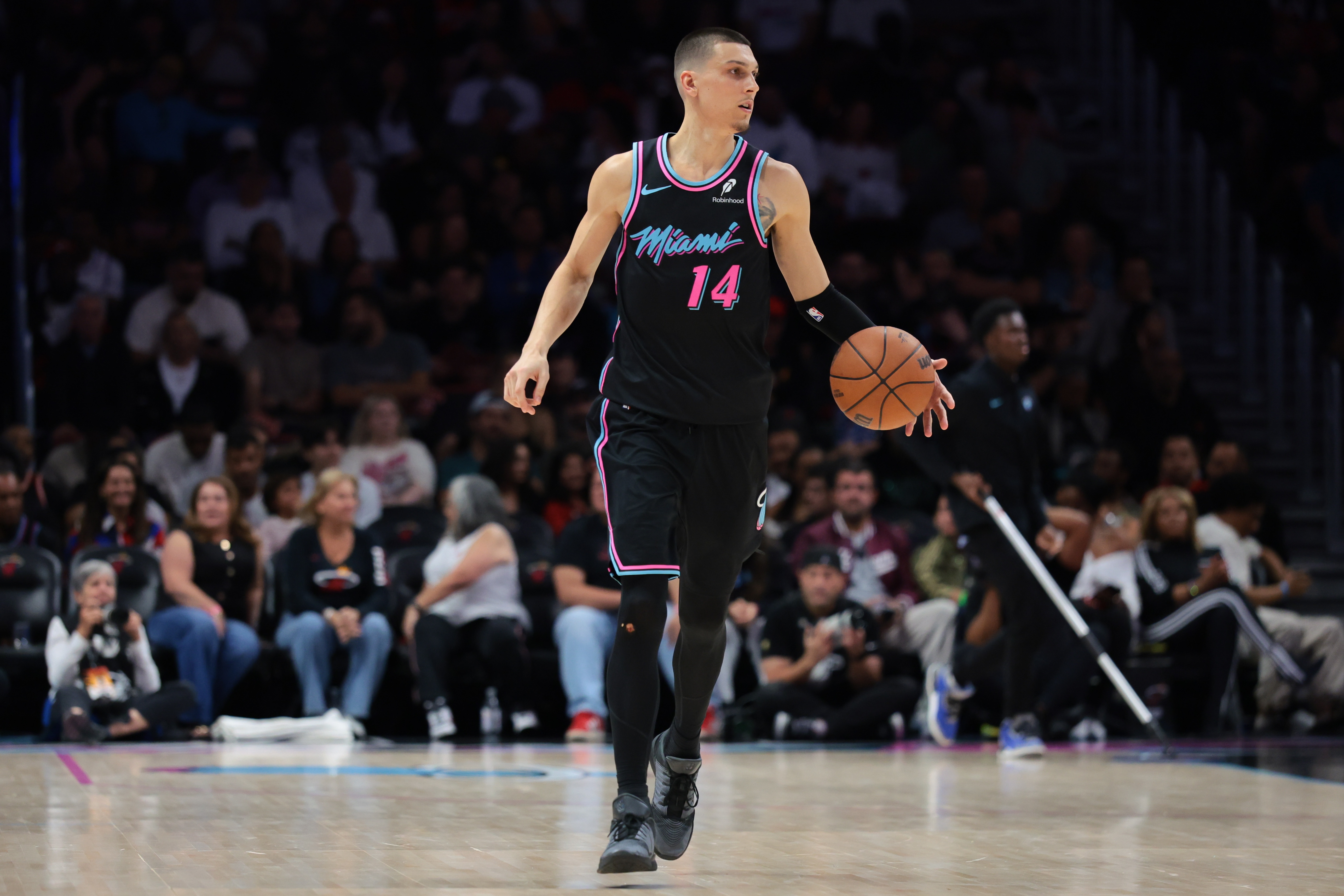 99贵宾会集团-热火迎战魔术 希罗&amp;鲍威尔&amp;韦尔&amp;亚库乔尼斯出战 维金斯缺阵